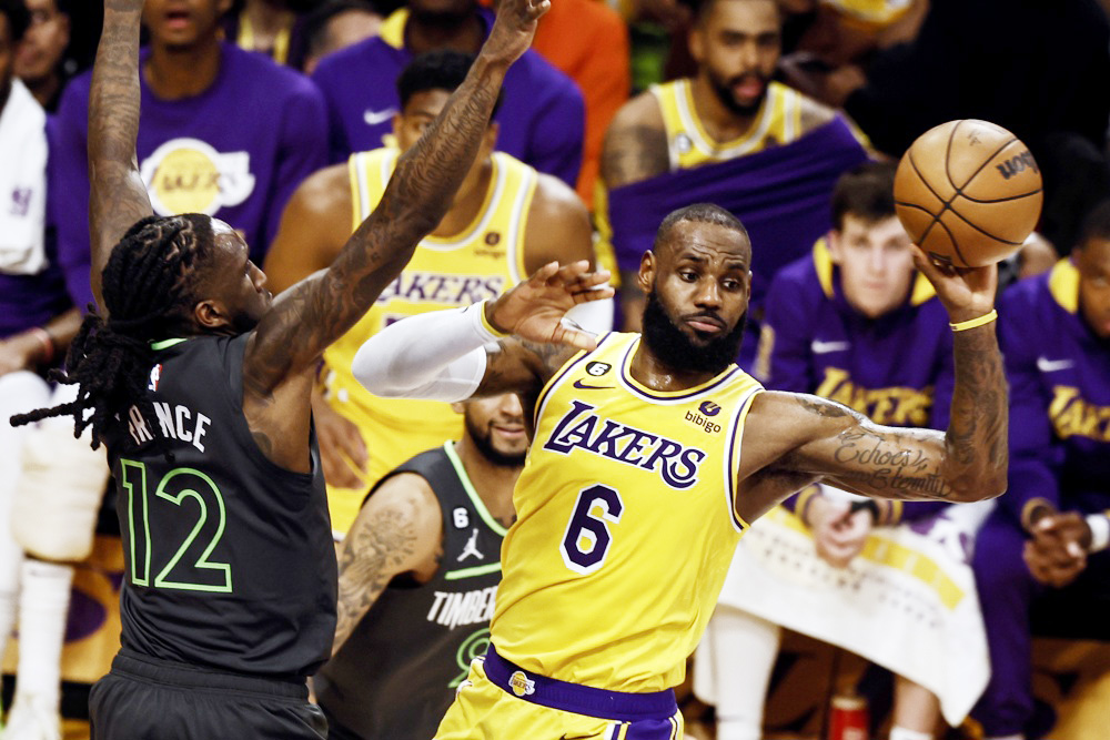 108-102. LeBron frustra a los Wolves y devuelve los ‘playoffs’ a los Lakers
