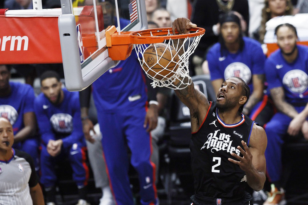Leonard, baja en el tercer partido de Clippers-Suns por problema de rodilla