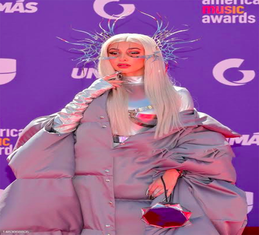 Mar Solís impacta en la alfombra roja de los premios Latin AMAs