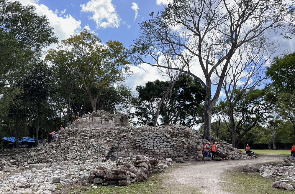 Hallan disco con jeroglíficos mayas en Chichén Itza, en el sureste de México