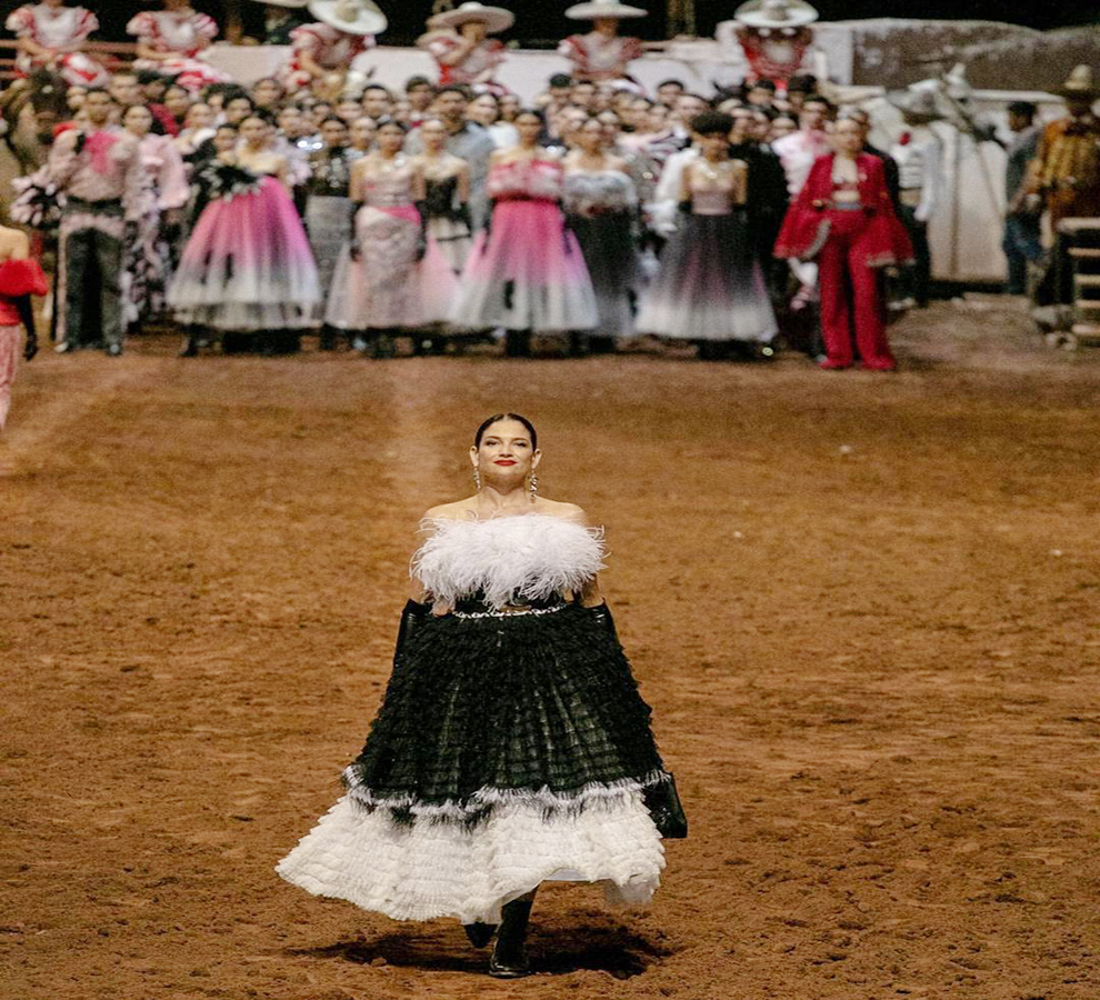 Natalia Jiménez cerró el desfile del diseñador mexicano Benito Santos 
