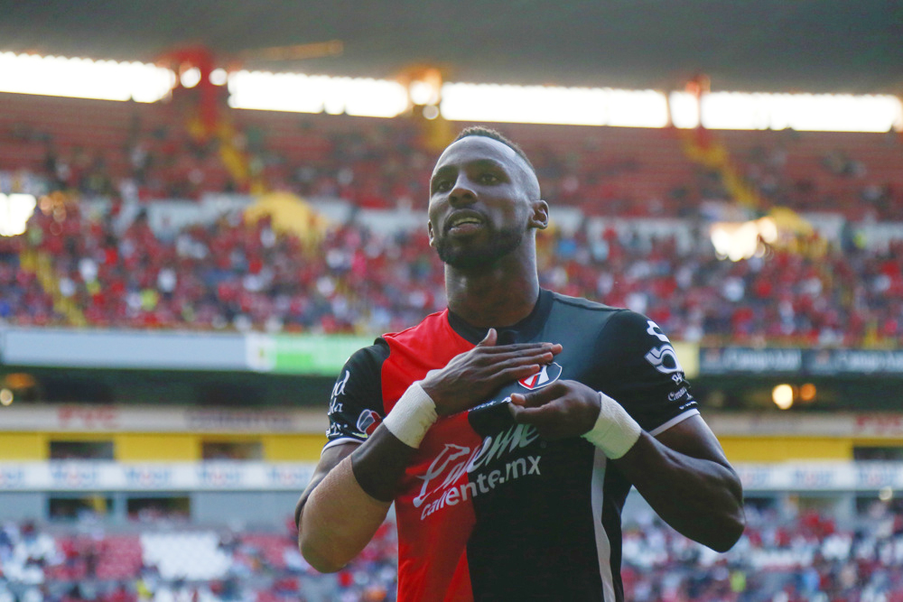 El colombiano Quiñones tras el liderato de los goleadores del mexicano Martín