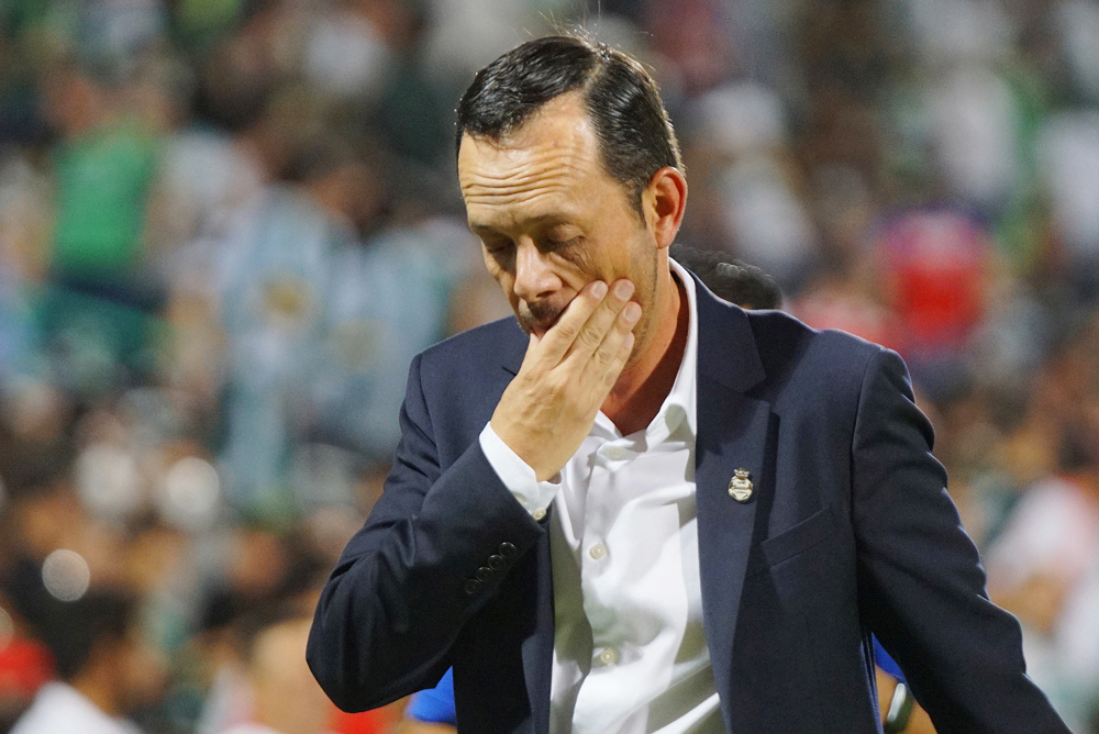 El Santos Laguna despide al entrenador Eduardo Fentanes