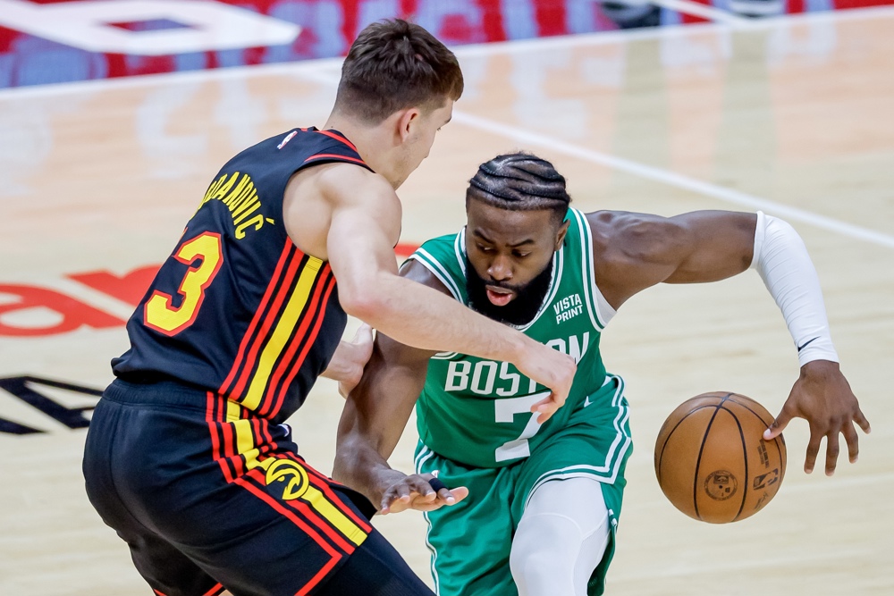 121-129: Tatum y Brown sitúan a los Hawks al borde del precipicio