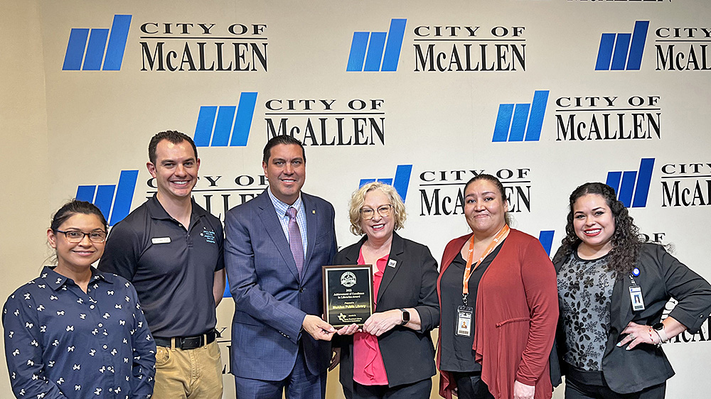 Biblioteca Pública de McAllen recibe Premio al Logro de Excelencia Bibliotecaria 2022