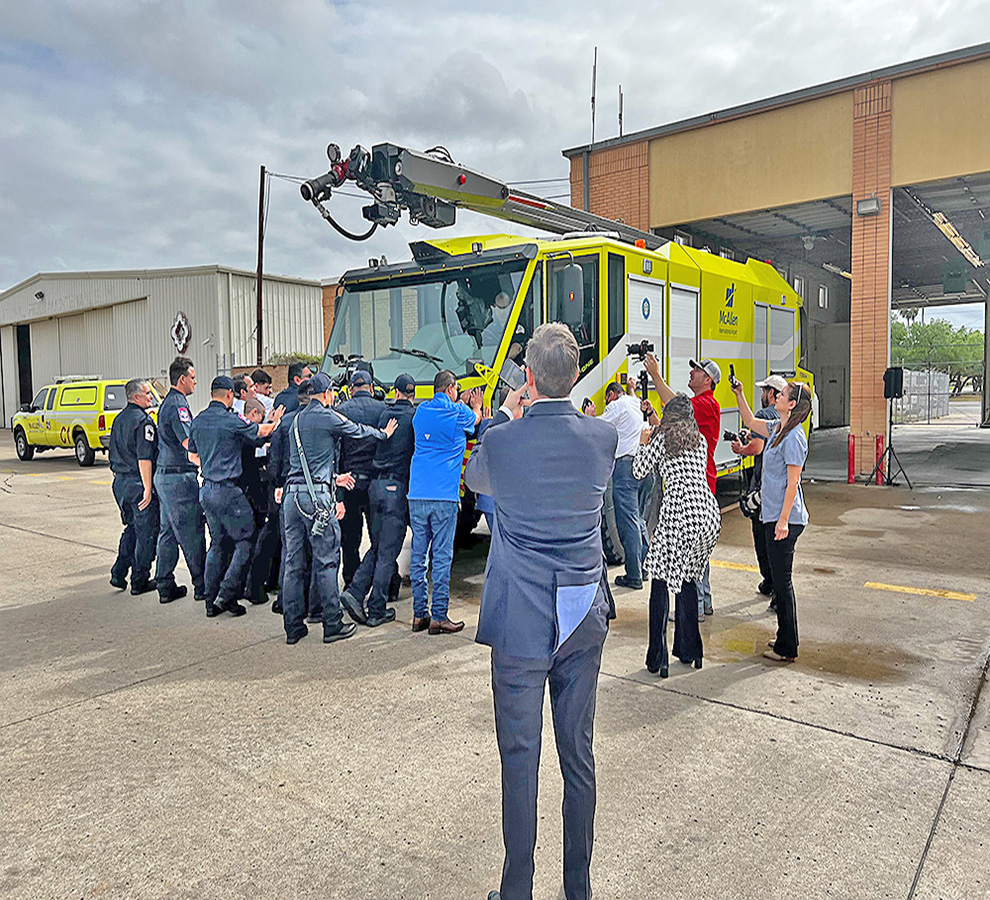 Bomberos de McAllen puso en servicio nueva unidad móvil en el aeropuerto