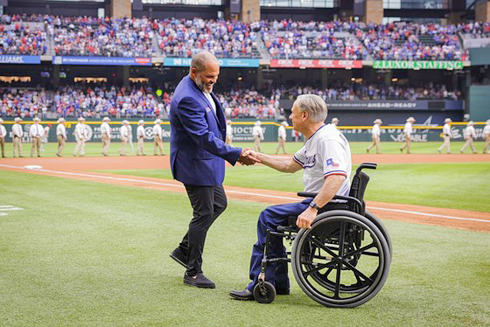 Abbott honra bicentenario de Los Rangers de Texas