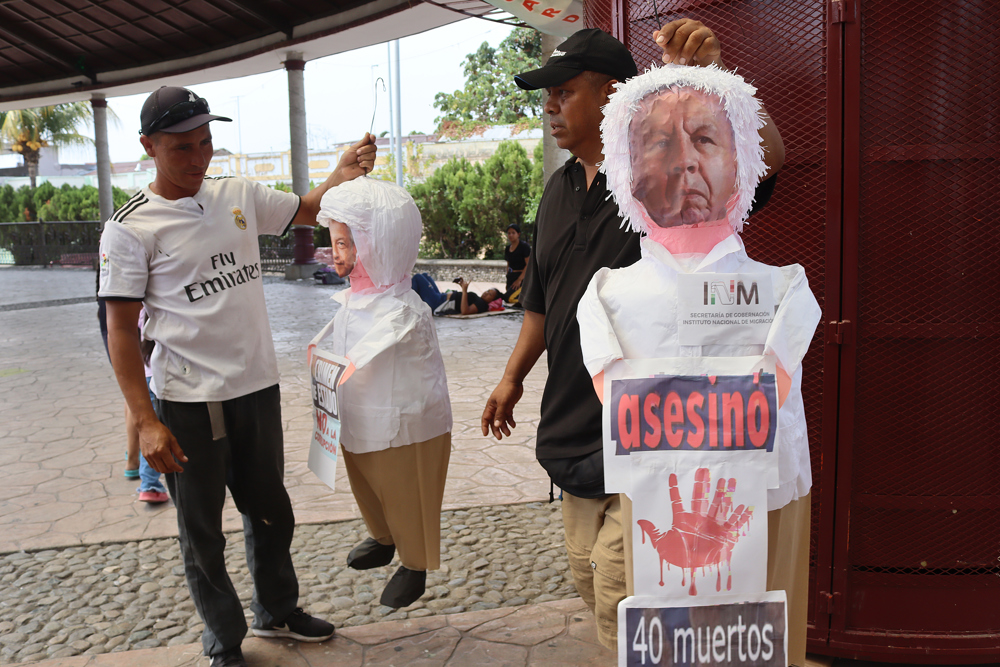 Migrantes en la frontera sur caricaturizan en protesta a López Obrador