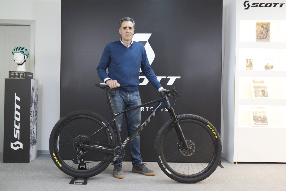 Indurain cambia su histórica bicicleta para la Titan Desert Marruecos