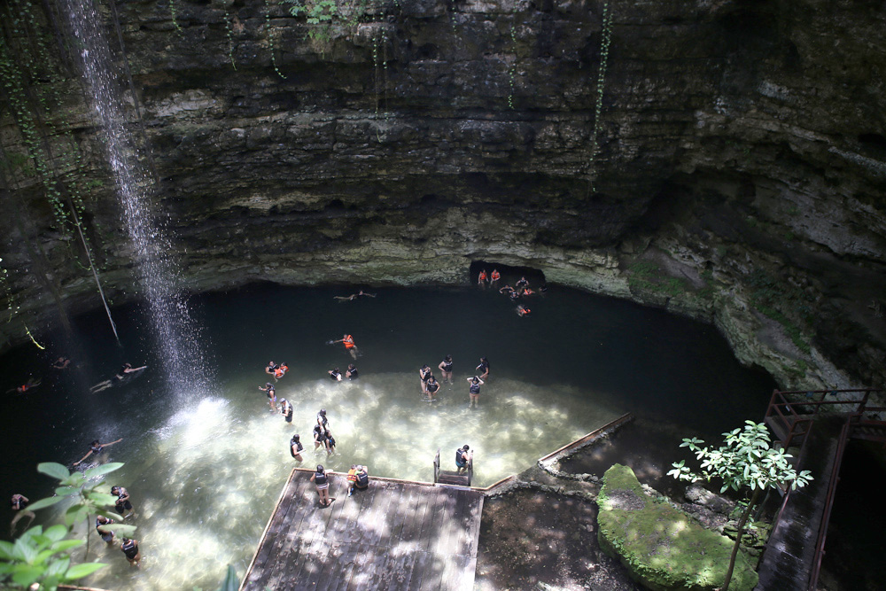 Turistas inundan los cenotes del Caribe mexicano para evitar el sargazo