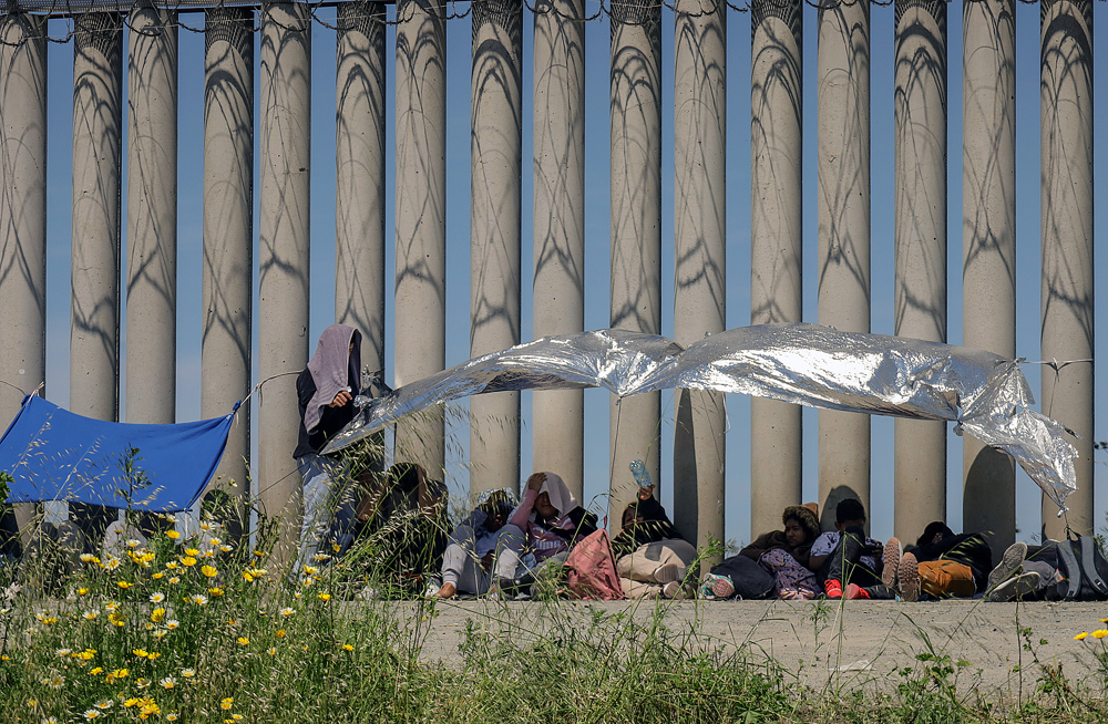 Campamento migrante entre muros de EE.UU. y México refleja creciente crisis