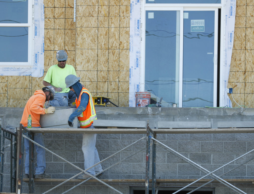 Gobierno y grupo de derechos se unen para proteger a trabajadores vulnerables