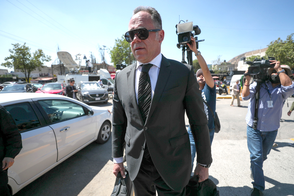 Defensa de exdirector de Pemex pide extraditar de España al expresidente Peña Nieto