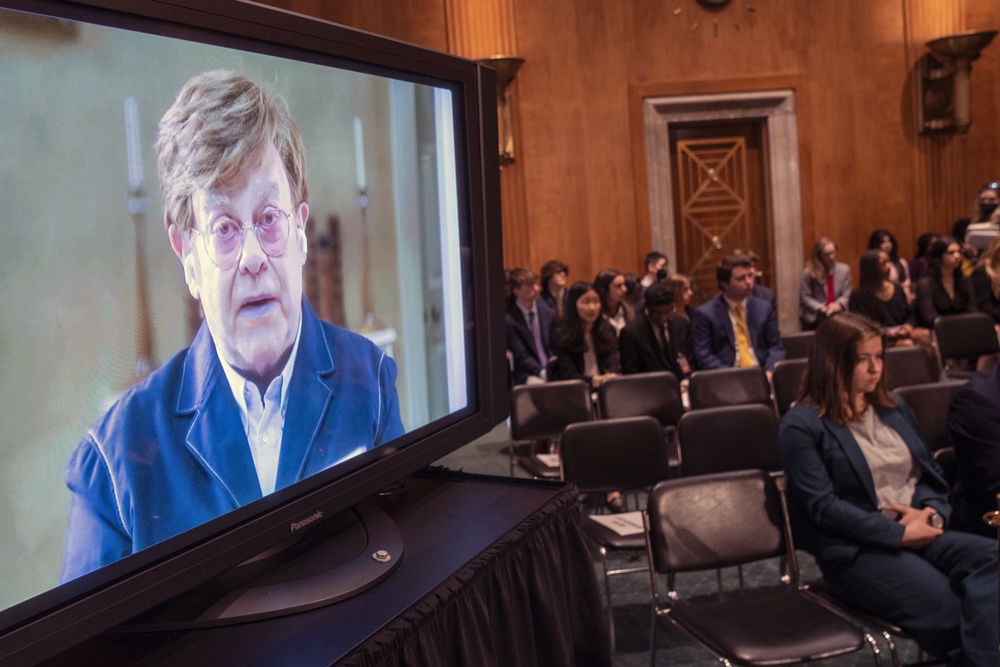 Elton John pide ante el Senado de EE.UU. “pisar el acelerador” frente al sida