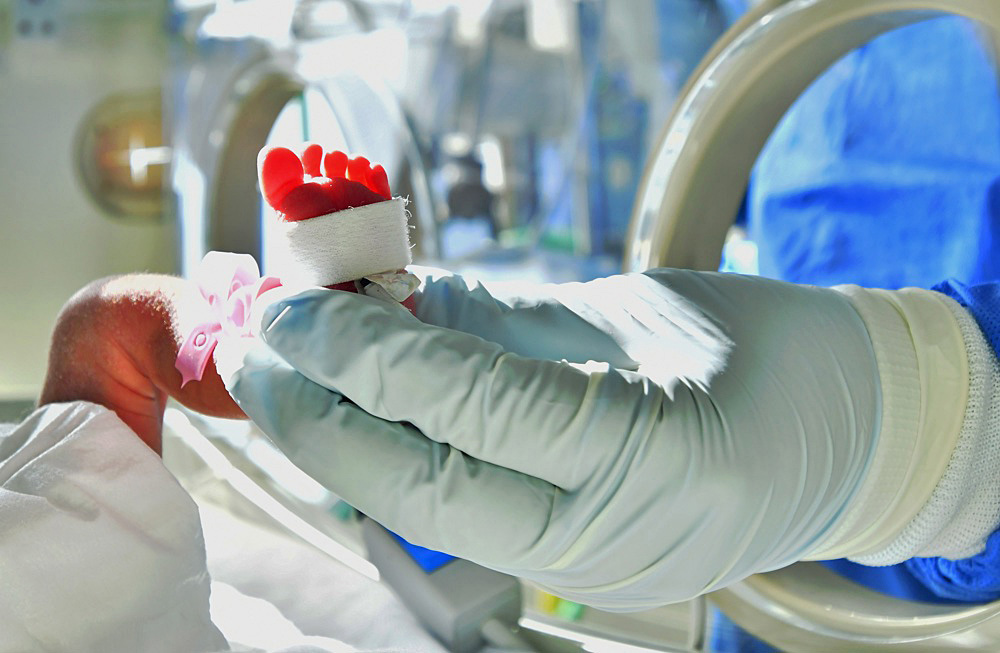 El covid puede cruzar la placenta y causar daños cerebrales en recién nacidos