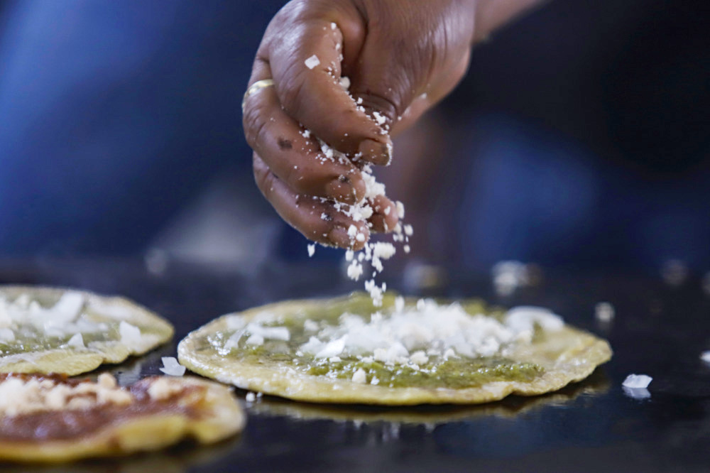 Mexicanos celebran las memelas, comida de gobernantes que ahora es del pueblo