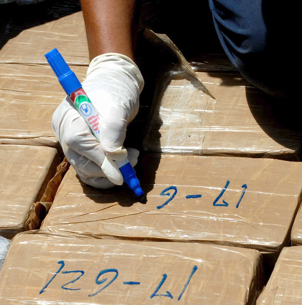 Hallan casi dos millones de dólares en cocaína escondida en bus en Hidalgo,  Texas