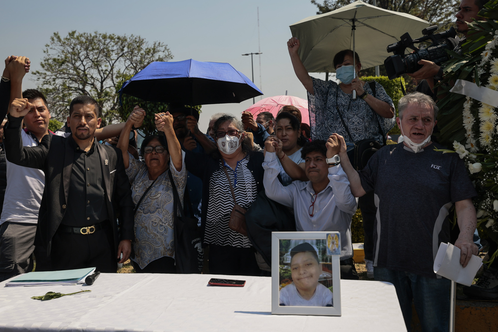 Víctimas aún piden justicia a 2 años de desplome en metro de Ciudad de México