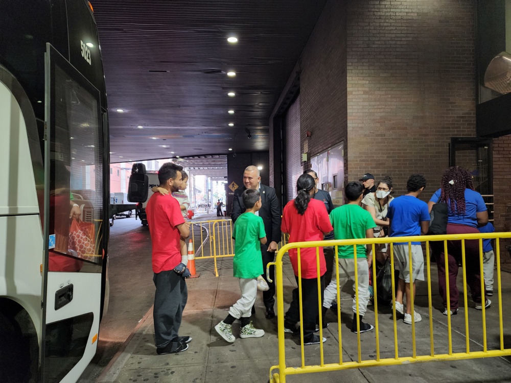 Gobernador de Texas reanuda envíos de emigrantes en autobuses a Nueva York