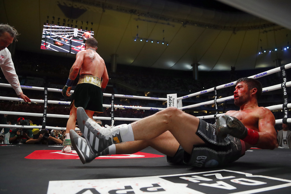 El “Canelo” vence por votación unánime a Ryder y retiene cetros mundiales