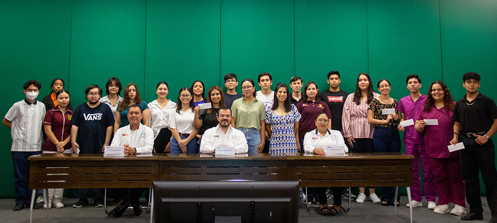 Entrega el rector becas a estudiantes hijos de docentes de la UAT