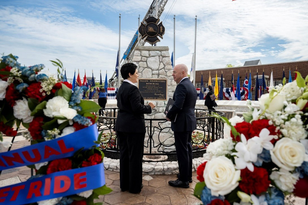 Mayorkas y la administradora de Incendios de Estados Unidos honraron a bomberos caídos