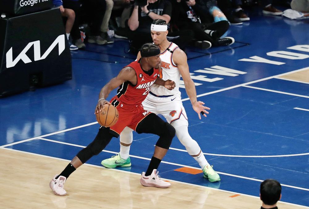 101-108. Butler sobrevive a torsión de tobillo y guía a los Heat en Nueva York