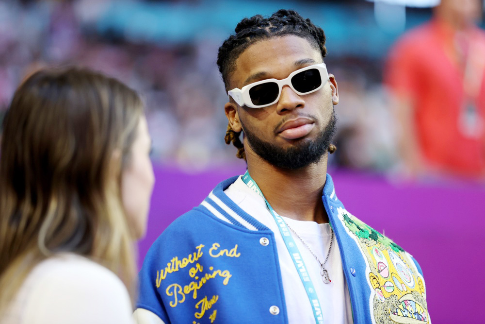 Damar Hamlin, de los Bills, recibe el premio George Halas 2023 de la NFL