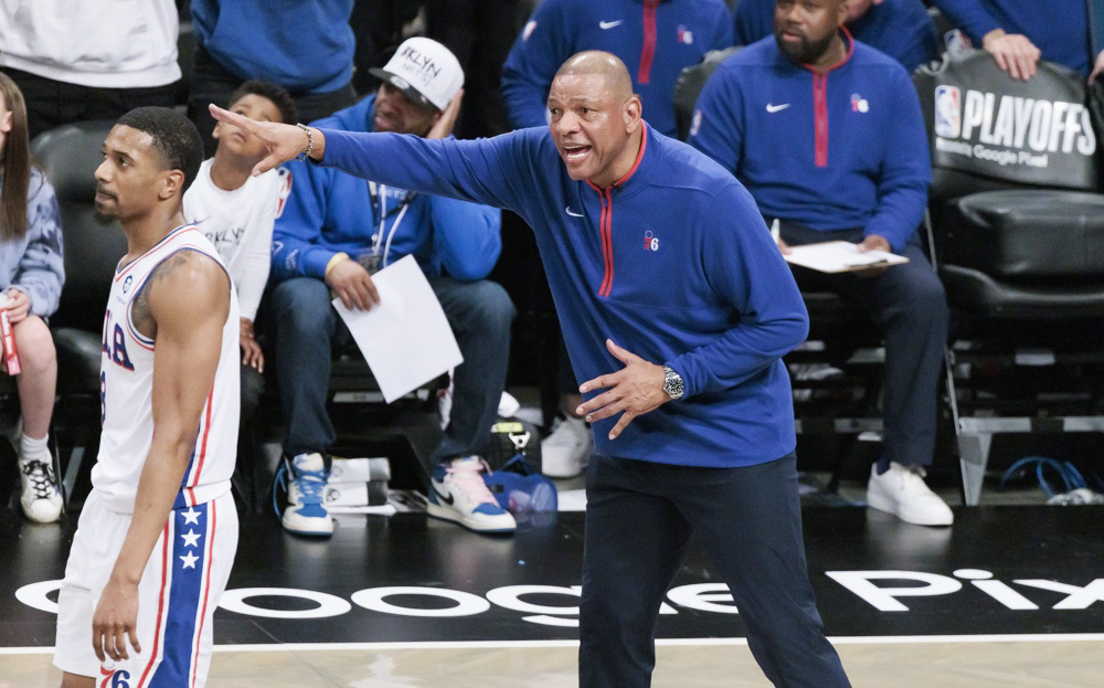 Los Sixers despiden al entrenador Doc Rivers