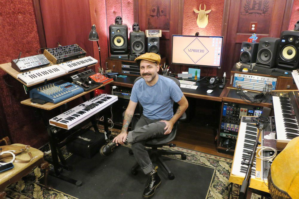 Eduardo Cabra innova con ChatGPT en su nuevo disco, con el que se despide como cantante