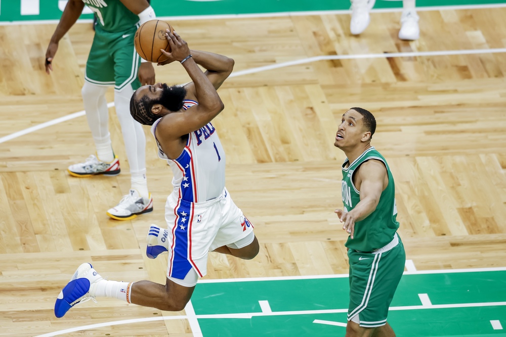 116-115. Harden hace de héroe en la prórroga y los Sixers igualan la serie