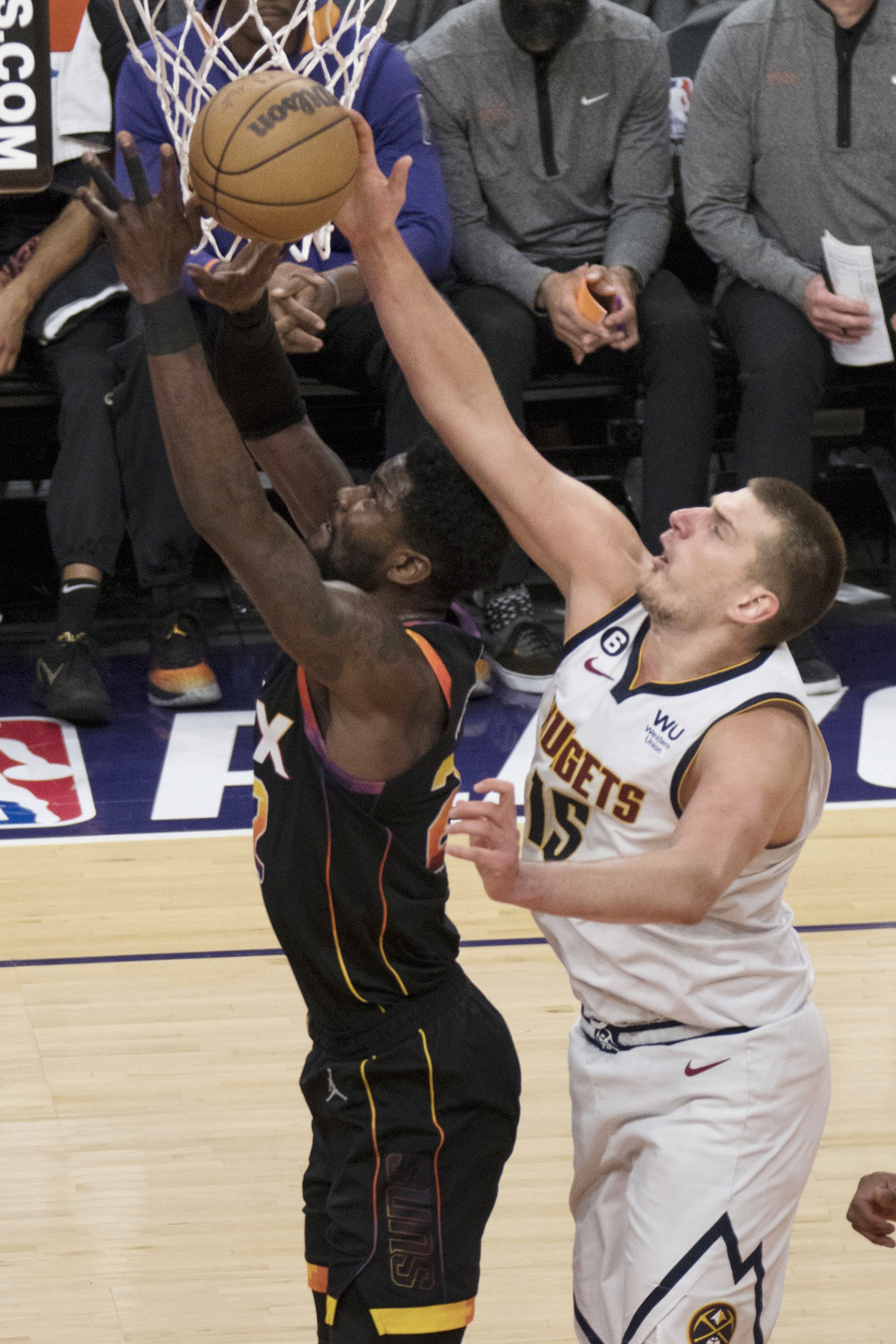 Jokic es multado por su choque con Ishbia, pero podrá jugar contra los Suns