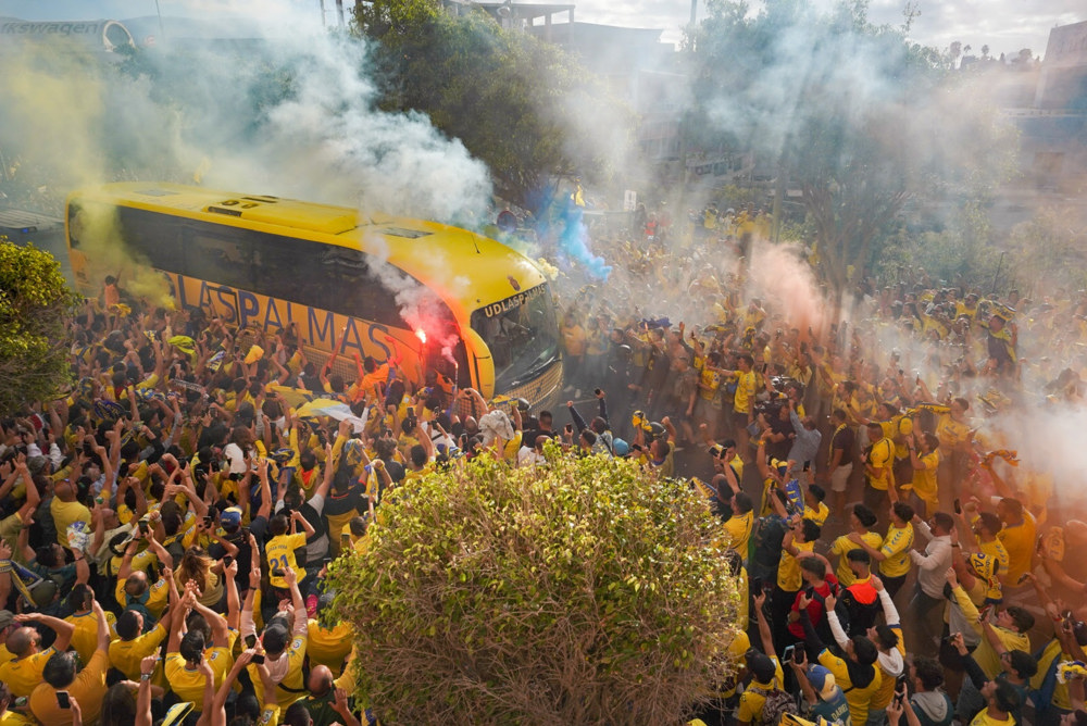 La guagua, imagen del club por toda España