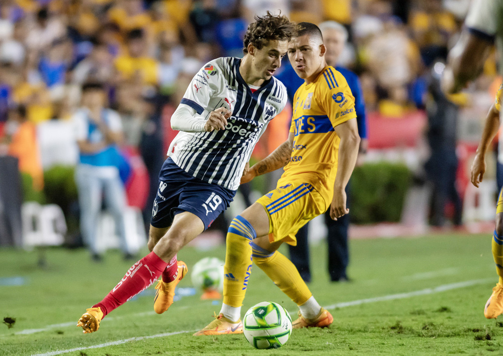 El argentino Maxi Meza le da al Monterrey empate con Tigres en inicio de la semifinal