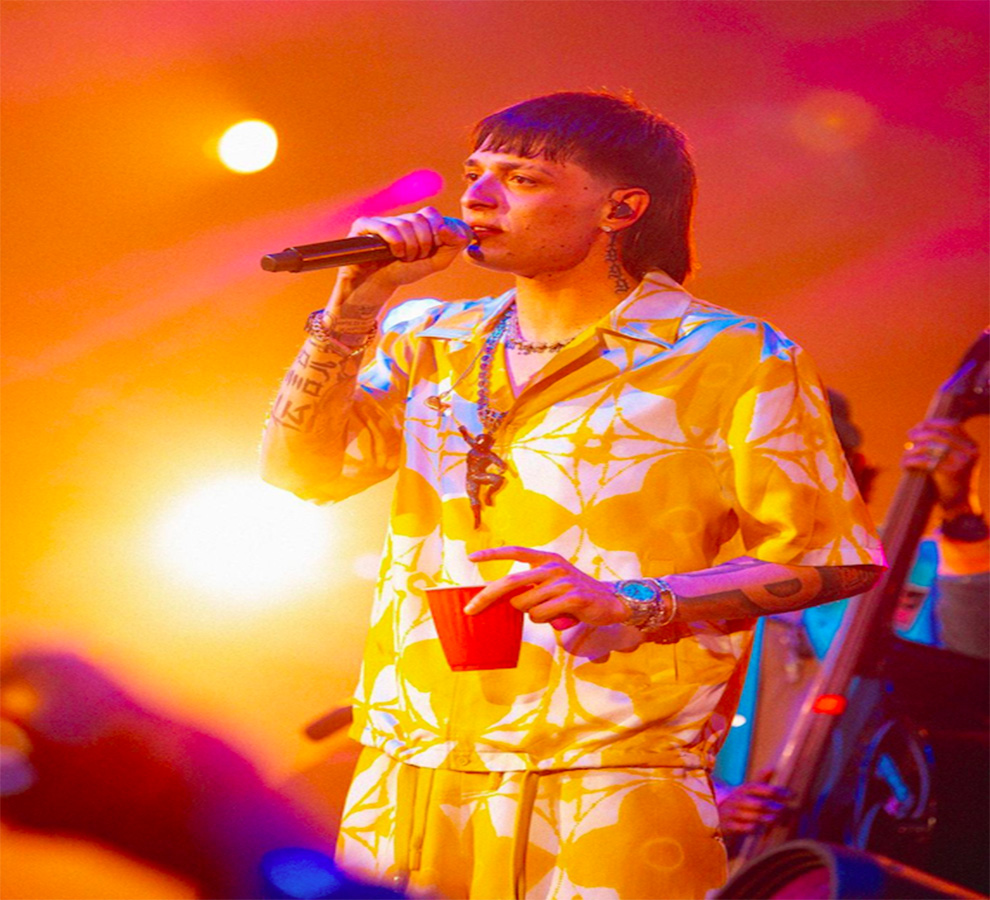 Escuela mexicana prohíbe entrada a alumnos con corte de Peso Pluma