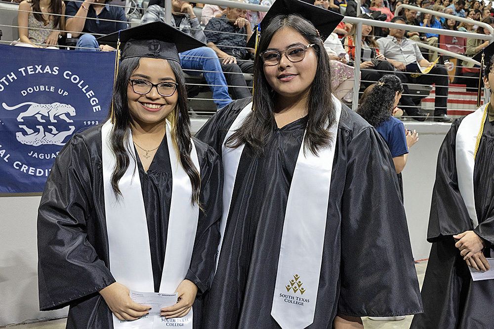 Estudiantes del último año de PSJA ISD participan en ceremonia de graduación de primavera de STC