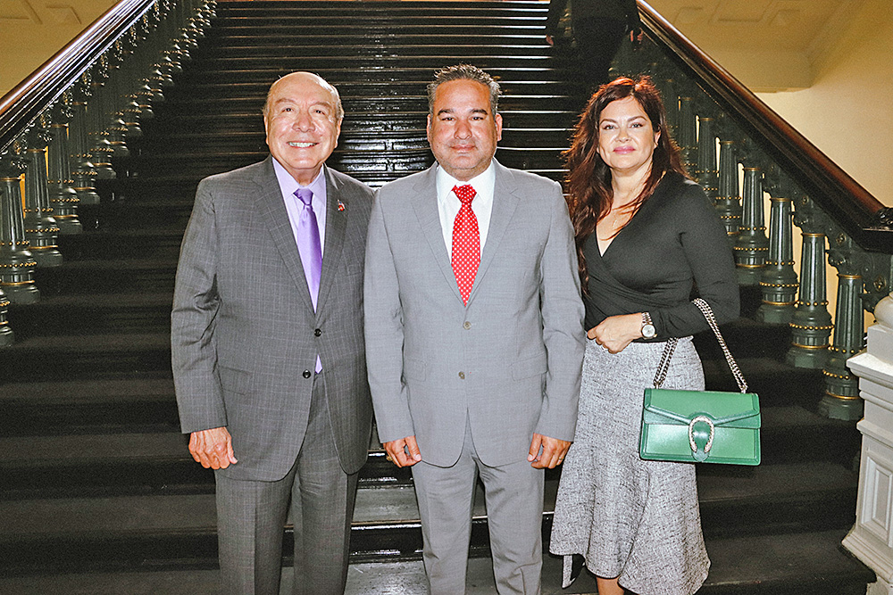 Comisionado Everardo Villarreal recibe reconocimiento especial