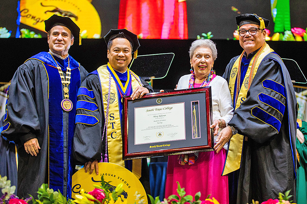 Donante, profesional de la salud jubilada, hace realidad su sueño con título honorario de STC
