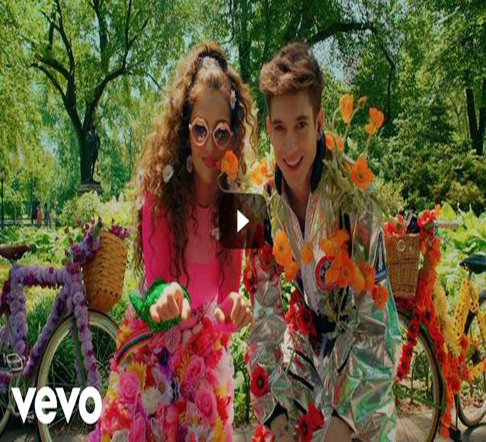 LEÓN LEIDEN y THALIA estrenan video para su colaboración, “Florecita Rockera”