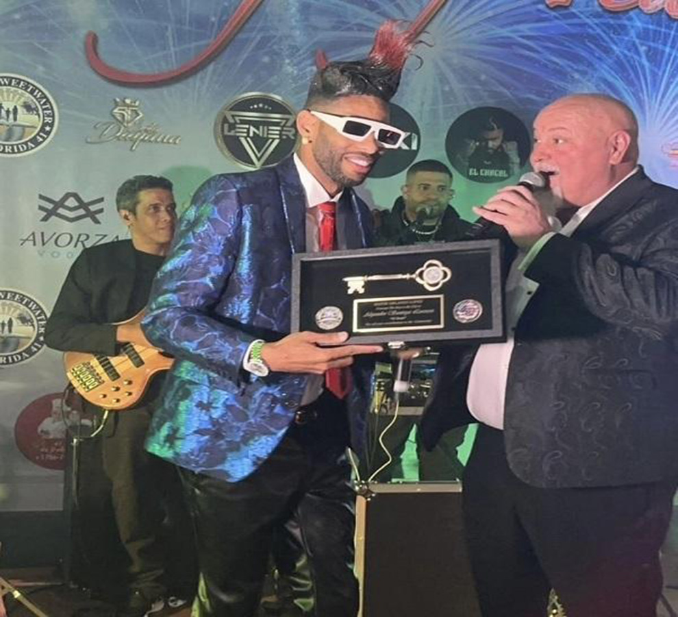 El Yonki aplicó sabor cubano a la despedida del alcalde de Sweetwater, en Miami