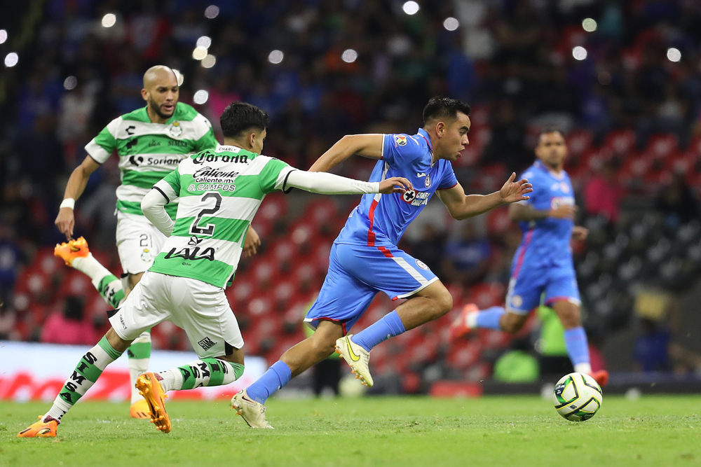 Cruz Azul vence al Santos y se asegura jugar en casa la reclasificación