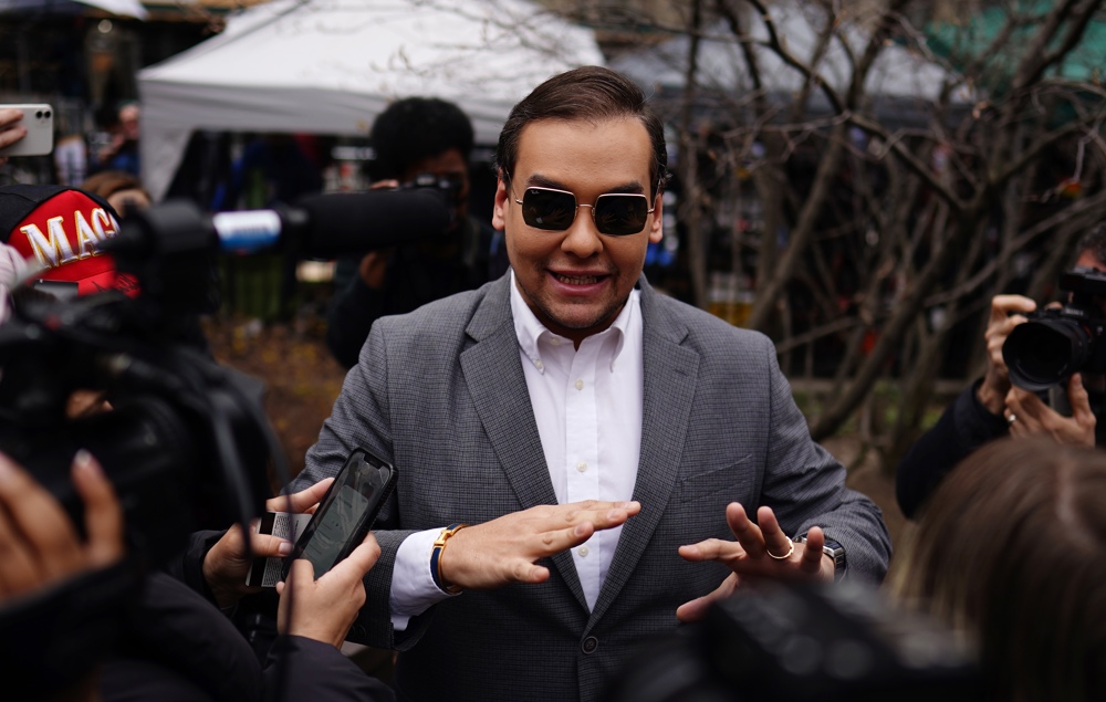 El congresista republicano George Santos es arrestado e imputado con 13 cargos