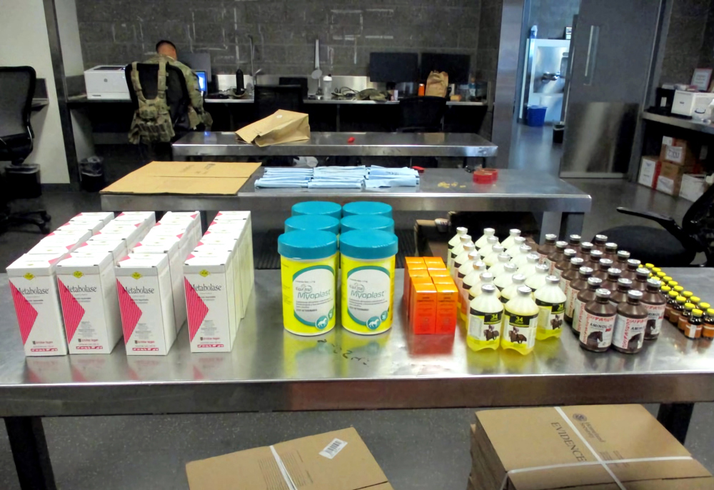 EEUU decomisa cientos de púas para gallos de pelea en frontera con México