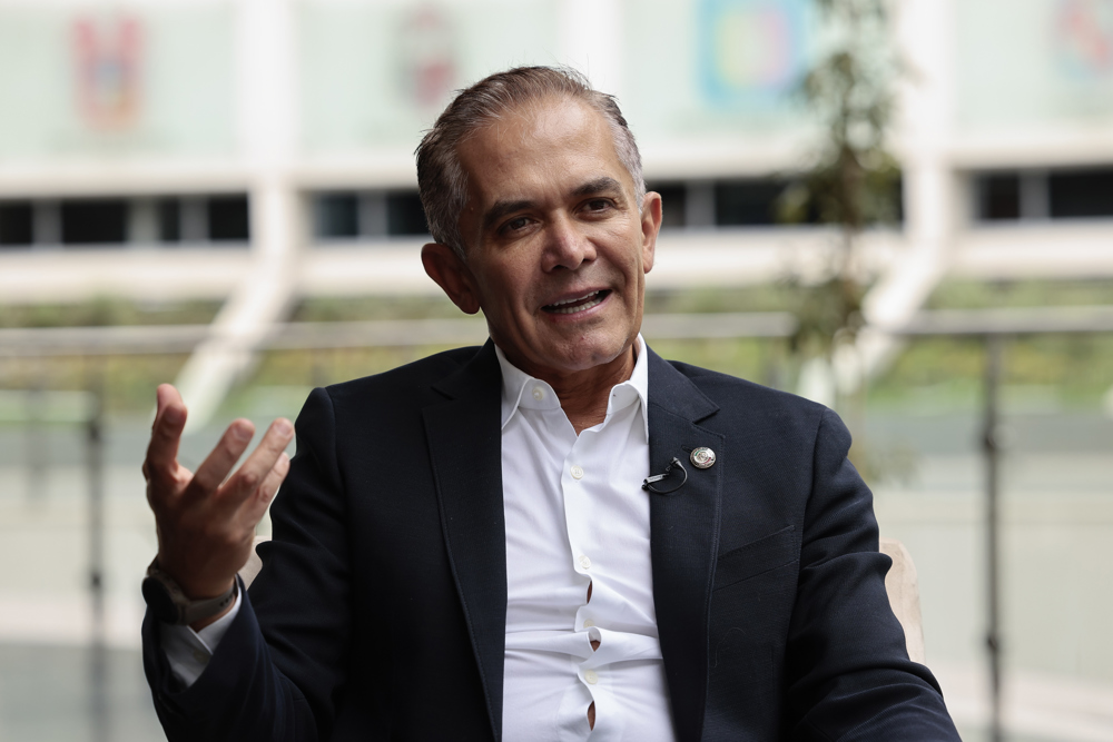 Senador opositor Mancera busca gobierno de coalición como aspirante a presidente de México