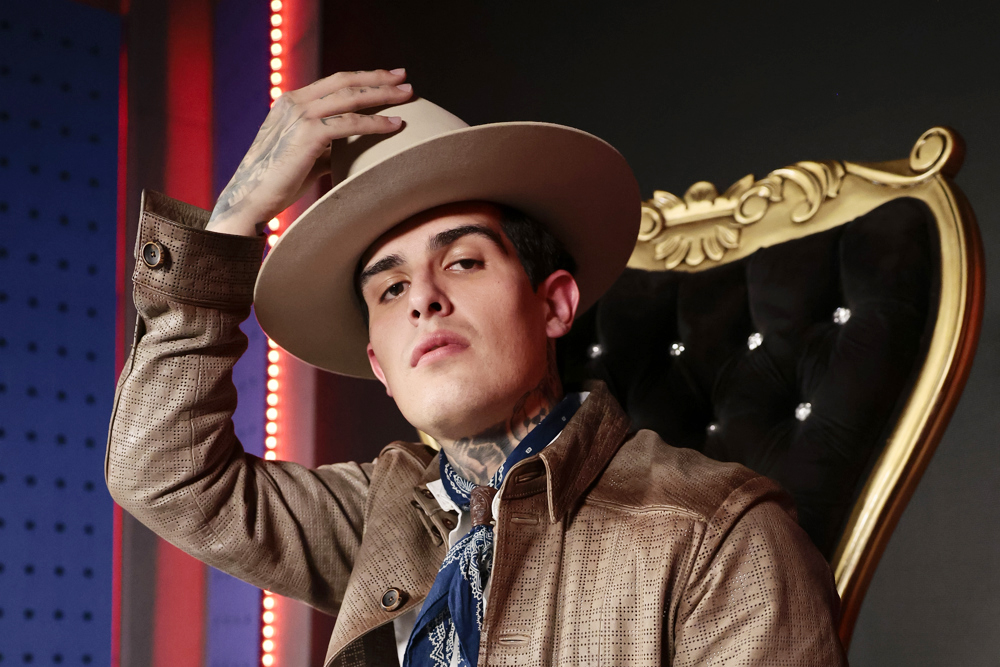 El cantante mexicano Adriel Favela disfruta de adentrarse al género del mariachi