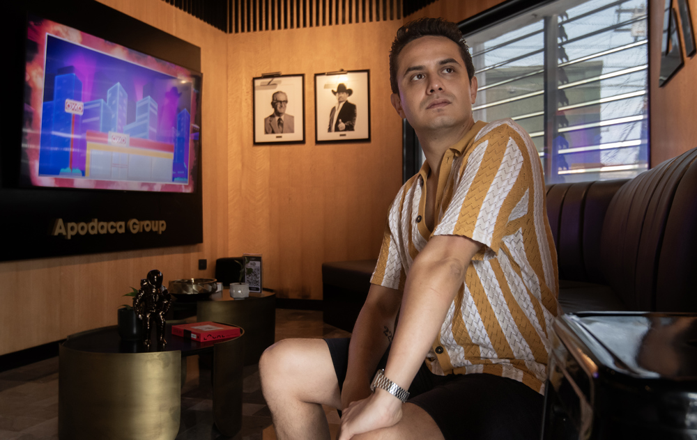 Méxicano Bzars lanza album debut "222" y busca su propio camino a la sombra de su padre