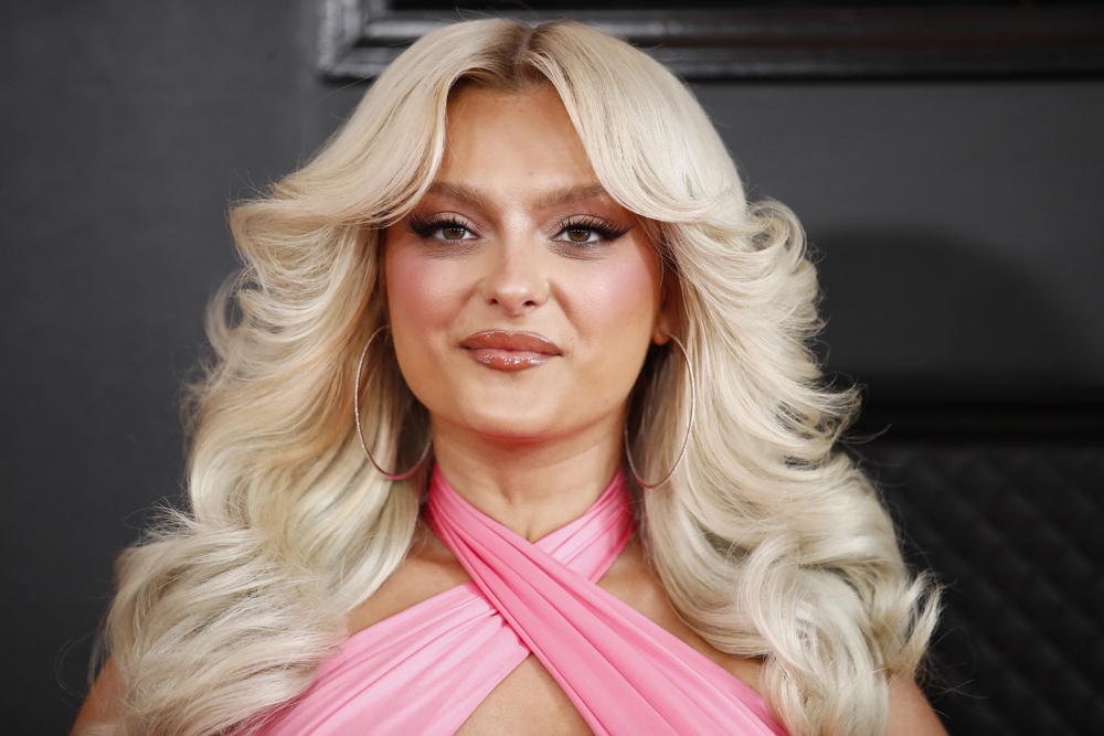 Cantante Bebe Rexha, herida en la cara por un fan que le lanzó el celular “por diversión”