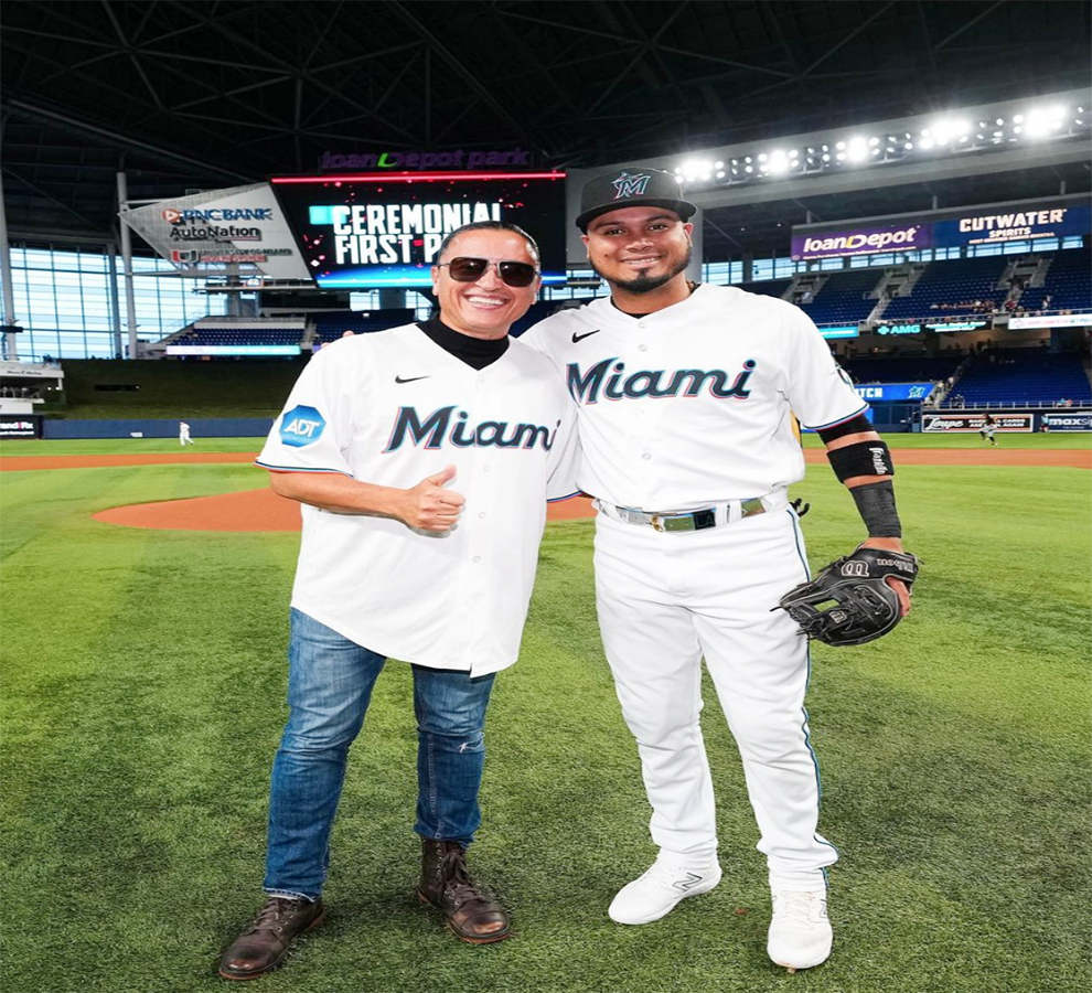Elvis Crespo lanza la primera pelota en juego clave de Pittsburgh Pirates vs. Miami Marlins