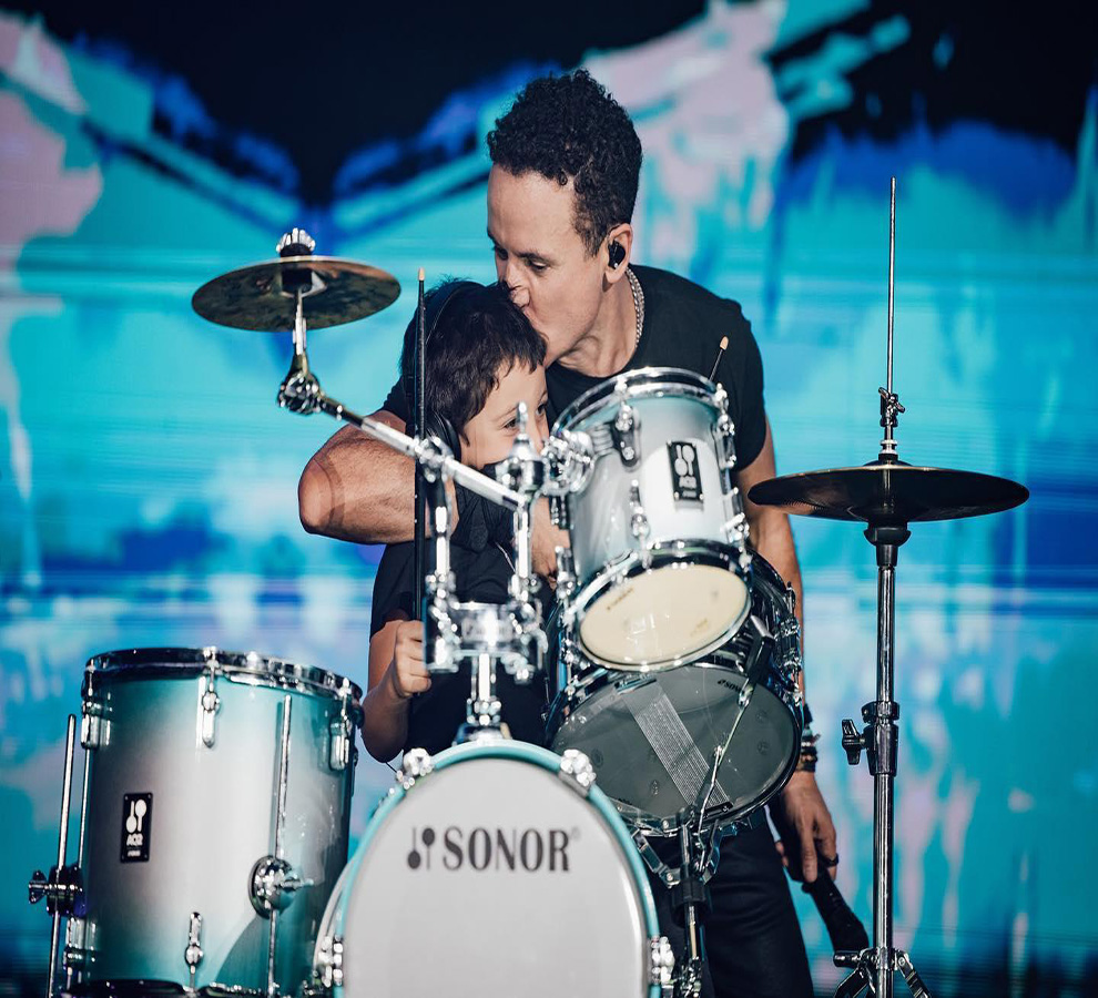 Hijo de Fonseca se roba el show en Miami al aparecer tocando la batería