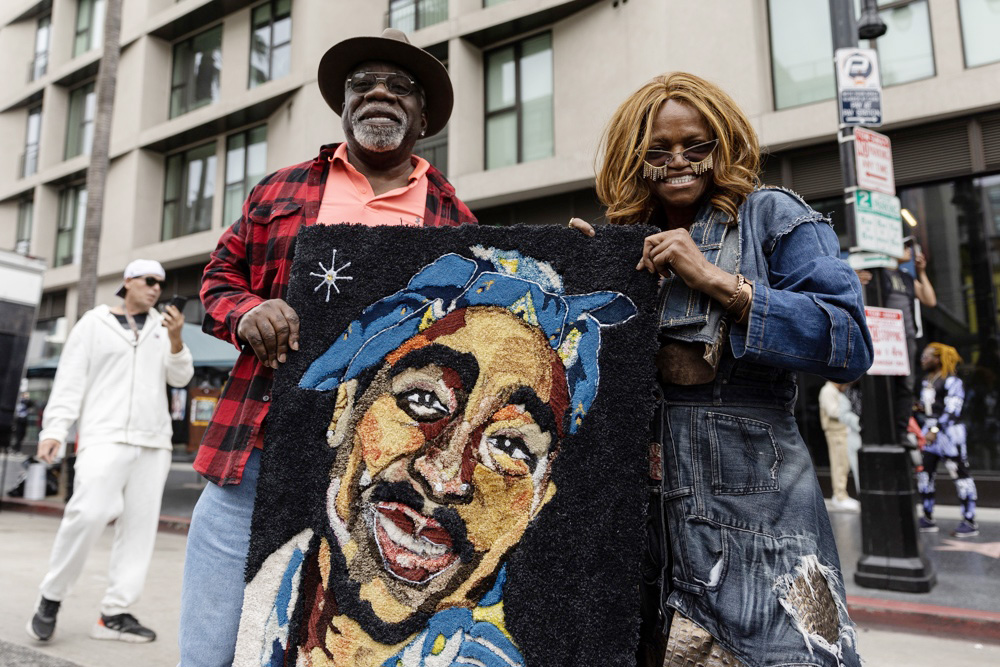 Hollywood coloca en su paseo la estrella de Tupac Shakur 27 años después de su muerte